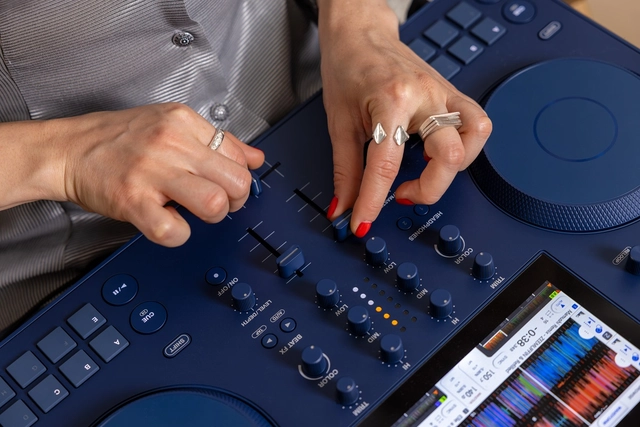 AlphaTheta OMNIS-DUO All-in-one DJ system 
