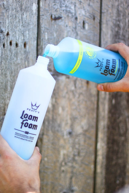 Peaty's LoamFoam Cleaner Konsentrat 1 L, Blandes 1:5, Gir 5 L Loam Foam 