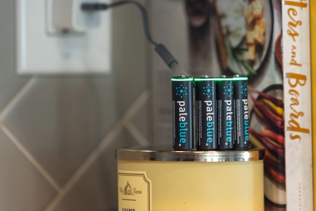 Pale Blue Li-Ion Rechargeable AA Battery 4-pack AA w/ 4x1 charging cable USB-C 