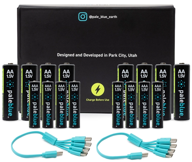 Pale Blue Voyager Sustainability Kit 8xAA/8xAAA, USB-C to 4x USB-C 