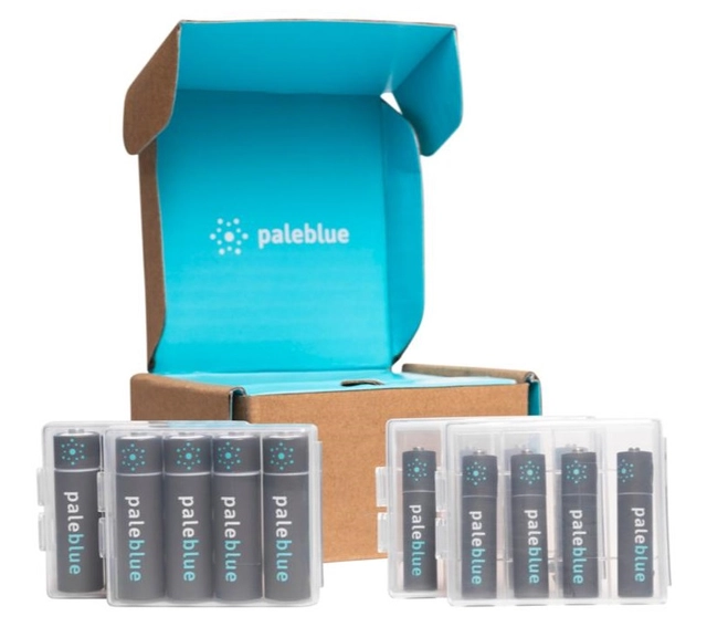 Pale Blue Sustainability Kit 8xAA/8xAAA Included 2 USB-C cables & battery cases 