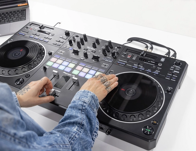 Pioneer DJ DDJ-REV5 DJ Controller 