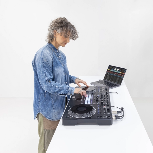 Pioneer DJ DDJ-REV5 DJ Controller 